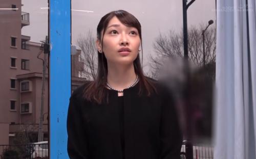 ＜マジックミラー号NTR人妻中出し＞供養帰りの清楚な喪服美人奥様に膣奥まで突くとイキ狂う