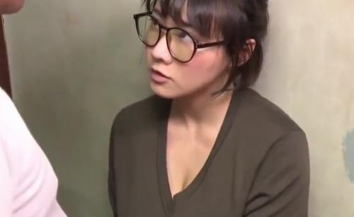 ＜近親相姦NTR＞旦那が入院して美人巨乳メガネ嫁が自宅で気兼ねなく義父と濃厚SEXしてイキまくる