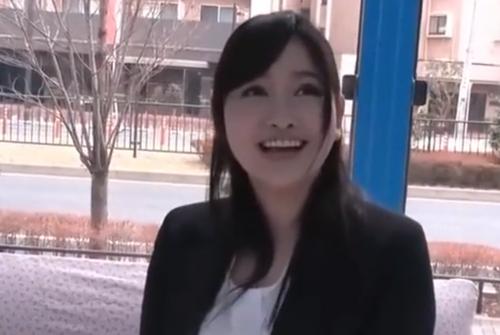 ＜マジックミラー号NTR＞美人OLがガンガン膣奥まで突いて筆おろし