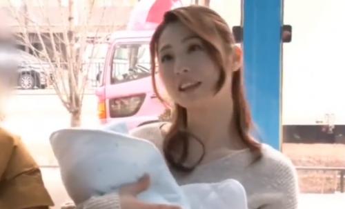 ＜マジックミラー号NTR人妻＞子持ちの美人ママさんが、旦那と子供を外で待たせてイキまくり