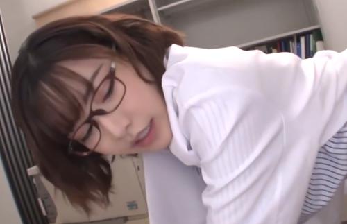 《深田えいみ》淫乱美人女医が「私、精子の抜き方失敗しないから」と抜いてくれる
