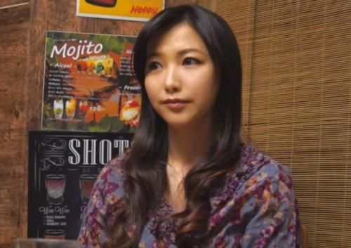 ＜人妻中出しNTR＞独り飲みの美人熟女をナンパして旦那に不満の分を膣奥に中出ししてもらって気を晴らす