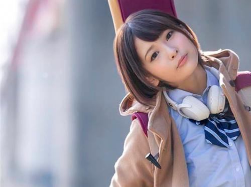 胸の8ビートが鳴り止まない！笑顔とつよがりと美脚で叩きつける青春の8ビート‥初めてづくしのAV撮影