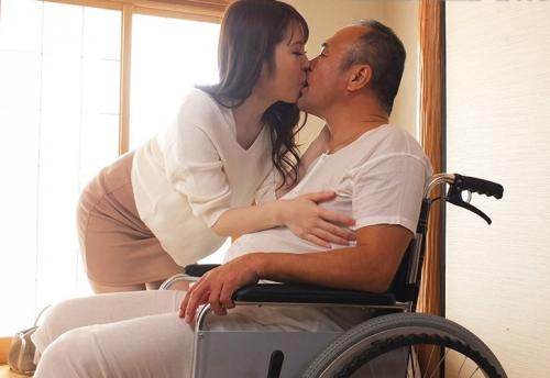 通い妻が義理の父親の介護でよがる、騎乗位接吻！いたわりと自らの快楽の為に淫猥に腰をくねらせていく…