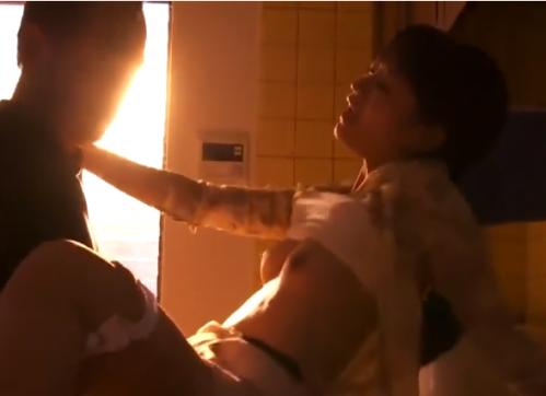 【不倫】男のフェロモンを欲しがる人妻が夕日を浴びてキッチンで駅弁セックスする