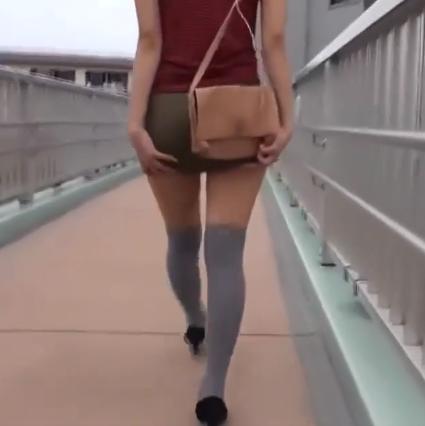 ミニスカの美脚お姉さんをバス内で着衣ハメ