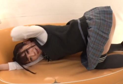 【制服コスプレ×セックス】”こんなに可愛い娘に着衣セックス！！”パンツの下はまさかのパイパン！？