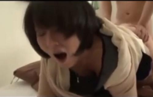 若い不倫相手のチン○にかぶりつく熟女のセックス