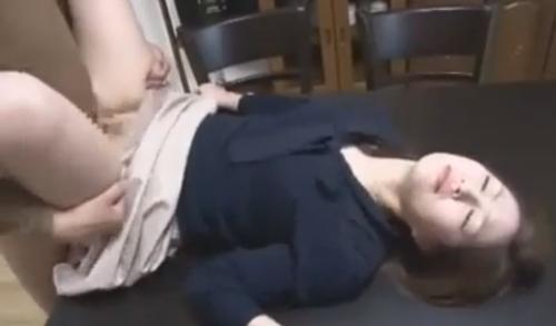 【人妻】「もう・・濡れてきちゃった・・」介護に疲れた人妻がテーブルの上で着衣セックス