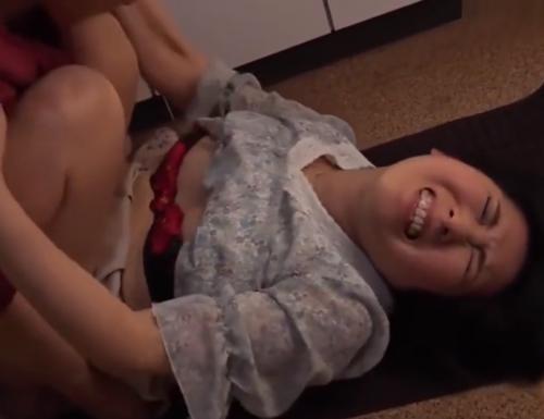 【熟女×近親相姦】『お父さんにバレちゃうわ・・』キッチンで息子のチン○に激イキする熟女な母
