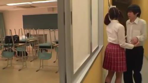 『緒川りお』りおちゃんは可愛い顔して小悪魔なおしゃぶり女子校生。クラスの男子の大量ザーメンの噂を聞きつけて誘惑、学校のあらゆるところでしゃぶり！