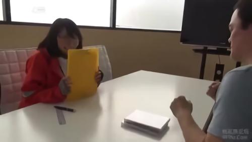 『脱ぐ』業務中の女子社員へ突撃し、いきなり野球拳をしかけていく長寿企画！突如鳴り響く野球拳音に事態を理解出来ないまま呆然とする女！