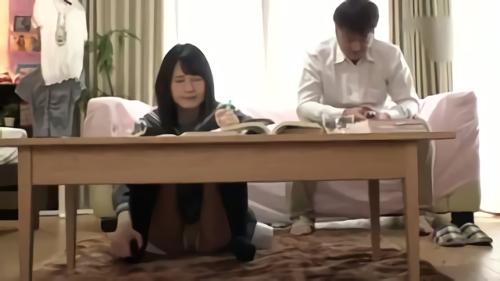 『羞恥』カテキョの男によって利尿剤を飲まされた女子校生。そうとも知らずに次第に込み上げる尿意でモジモジ…。便所に行くことも許されず下半身は！