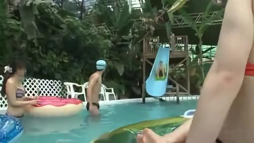『水着』男はたまたま俺ひとりでちょっとしたハーレム気分を満喫していたら…気づいてしまった！緩みすぎた水着から乳首をチラリさせたり、！