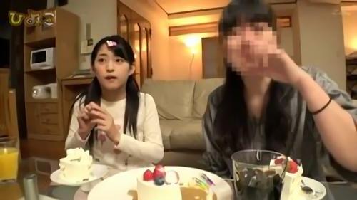 『レイプ』マッサージをしてあげようとしたら嫌がったので、思わずしゃぶらせてしまいました。チンコを小さな秘部に入れてあげる！
