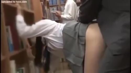 『佳苗るか』静かな図書館で制服姿の大人しそうな女子校生に突然襲い掛かりデカチン即ハメ！恥ずかしくて声の出せないJKにチ○コ挿れっぱなしのまま館！