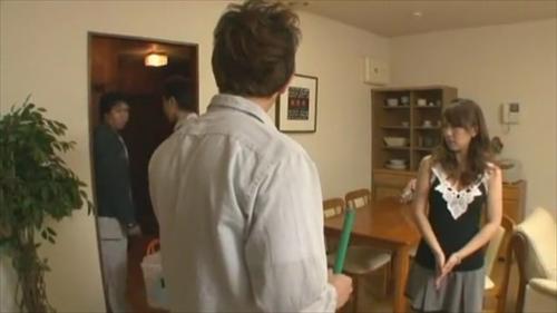 『結城みさ』夫の強引な願いを訊き、嫌がりながらも一旦他人の男とファックを始めた次の瞬間に豹変！ペ○スをベロンベロン舐めまくり、男に跨り騎乗位で！