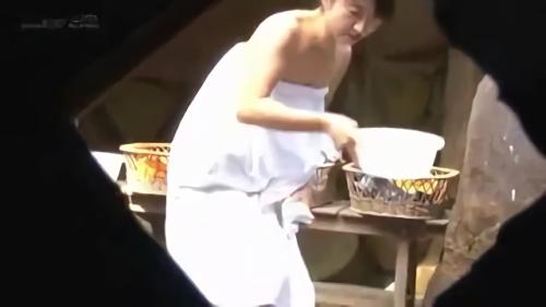 『温泉』応募が寄せられたので御夫婦を老舗旅館の混浴温泉に無料招待して/何も知らずにやって来る奥様に寝取り作戦を仕掛けて/その様子をこっそ！