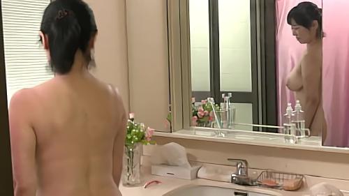『高齢熟女』最近、あの子の様子がおかしい…。入浴中ひょんなことから息子に裸を見られて以来、百美花は自分を見る息子の目つきが変わったと感じていた！