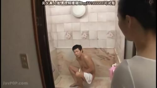 『貧乳』ウィークエンド。都内某所にて女房と二人で暮らす働き者の会社員青年である旦那・シンタロウは、もうすぐ訪ねて来るであろう女房のママさん！
