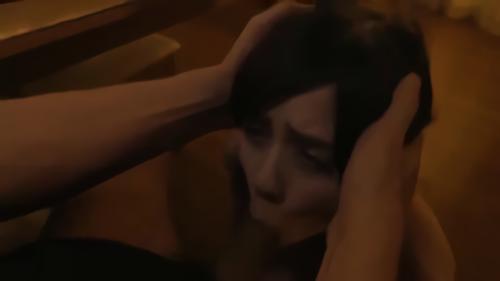 『パイズリ』愛する夫と暮らす恵子（吉川あいみ）は歪曲男に狙われて、夫が出張中に家に侵入され犯されてしまう。歪曲男は恵子に食事の用意さ！