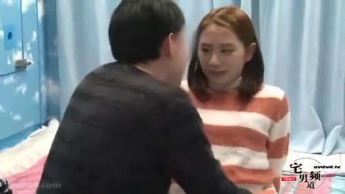 『ギャル』大学卒業旅行中の友達同士の男女がミラー号の中、二人きりで素股！