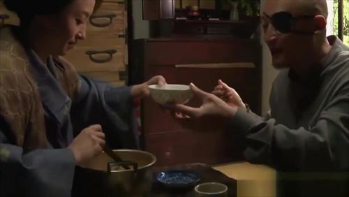『おばさん』女中のお澄と関係する精吾。しかし、妻の世話をするお杉には病の感染を恐れてか手を付ける事はしなかった。ある夜のこと、遂にお杉は精吾の！