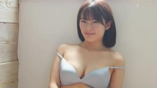 『デビュー』雪国育ちの奥手な僻地娘、小泉ひなたちゃん。人見知りで控えめなスマイルがなんとも可愛らしい彼女、実は見かけによらずFカップの天然巨乳！