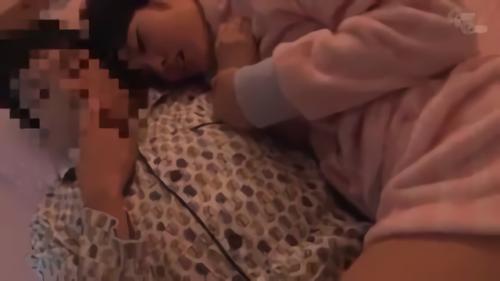『ホットパンツ』ある日「ナオ」がバニーガールの格好をしてるのを目撃する。理由を聞くと親に内緒でガールズバーのアルバイトをしていた。それを逆手！