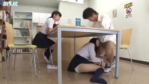 『手コキ』テーブルの上下でハラハラドキドキの三角関係！彼女が席を外した隙に彼女の親友がテーブルの下に潜り込んでフェラチオ…絶対にバレてはいけ！