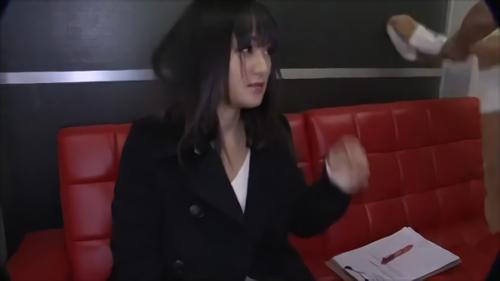 『手コキ』ドMのななちゃんがごっくん志願！恥ずかしい格好をさせられフェラ調教を受けながら、何人ものコレクター汁を歪曲的に飲まされていく。ドロ！