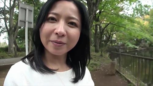 『デカパイ』秘部はすでにヌルヌル。奥を掻き回すと「あ～ダメ、イッちゃいそー！」陽気な街歩きの中で見え隠れする、Hご無沙汰妻たちの下半身はもうす！
