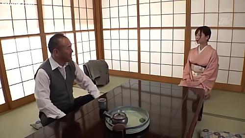 『淫乱』人里離れた山間にある1日1組限定の隠れ宿「至極の射精旅館」。若女将の怜奈がお客様に密着つきっきりで念入りにおもてなしを致します。お！
