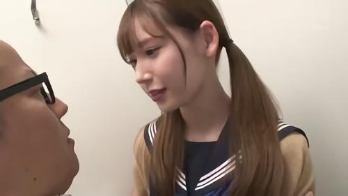 『トイレ』先生…今ここでオチンチン見せてよ…。中年好きな絶対的制服美少女にバレたらヤバイシチュエーションでチンポをビンビンにされ精！