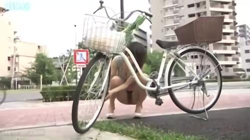 『タイトスカート』買い物帰りママチャリに乗った人妻の尻に目が釘付け！タイトミニスカからこぼれた尻の肉、もしやノーパン？と目をこすって見たら！