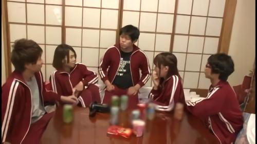 『貧乳』修学トラベルで、宿に酒を持ち込んだ男子にどんどん酒を飲まされて深酒してしまう女子たち！悪ノリする男子は女子が嫌がるのもス！