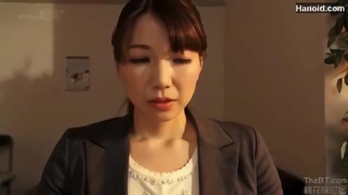 『人妻』数学教師の米原美有紀は担任しているクラスの生徒で生徒会長の孝一と不義の関係になりつつあった。そんな時、孝一が教育実習生の！