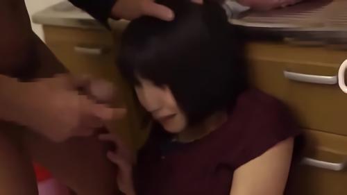 『人妻』新婚若妻の莉久がバスの車内で痴●常習者に狙われ妖しい指先に不覚にもイカされてしまう…最悪な体験のはずが心覚すと身体が疼き！