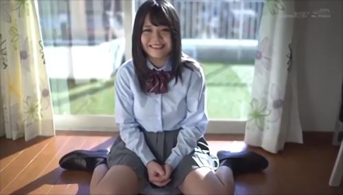『19歳』コロコロ笑ったり時にはムッとして見せたりエモーション豊かな女の子。寝そべっても流れないHカップなんてそうそうお目にかかれるもんじゃ！