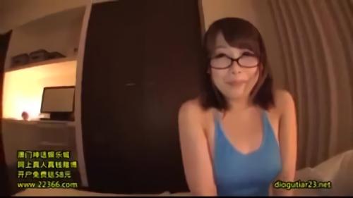 『巨乳』バスト、ドーン！！お尻、ドーン！！とんでもないムチムチ身体を持つ「霧島さくら」が本関係のものに登場。そんな彼女が競泳水着に着替えた！