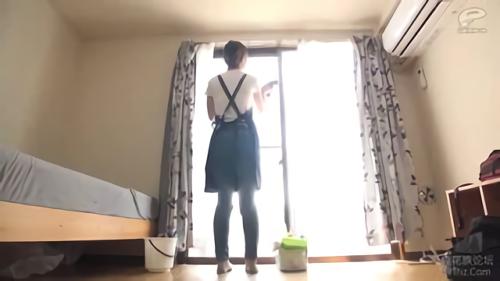 『巨根』人気関係のもの「ピタパン尻」第4弾！お掃除しながら揺れるムッチリ尻がたまらない！今回も、ピタピタのズボンを履いたデカ尻家事！