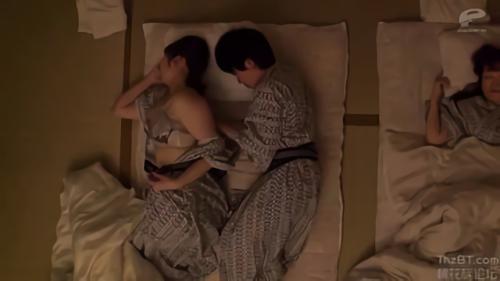 『爆乳』温泉旅館にきていた叔母と母と甥の3人にインタビュー！あなたの秘密、教えてくださいとこっそり聞いたら甥はまだ童貞！今回はそんな童貞の！
