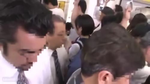 『紗倉まな』電車内で痴●され大粒の涙…。しかし、あどけない顔とは裏腹に必死で反発し続ける芯の強さを感じさせた少女。翌日から始まる痴●！