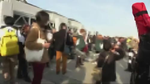 『リモコンバイブ』SEXな子なら大丈夫だろうと判断。リモコンローターを持って来ちゃいました！「こんな場所で…！？」と混迷していたあすかちゃんもカメコに囲まれれば逃げ！