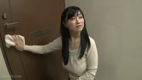 『野外』「ちょっとそこまでだし…」不用意にノーブラで外出してる顔見知りお姉さん…本人は気づいてないのか、服で擦れてうっすらと突起してるセン！