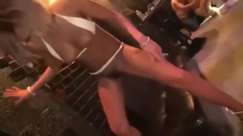 『キメセク』大流行の泡まみれで踊るイベントに潜入!