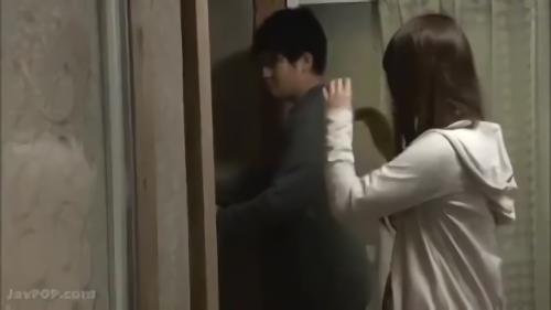 『爆乳』家族で箱根へ温泉トラベル中の姉弟に声をかけて相性チェックと称し、両親には内緒でSEXなミッションをしてもらいました。手をつなぐから！