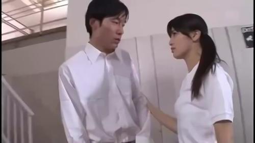 『高橋しょう子』ある日、僕らの学校に転校生がやってきた。それはなんとグラビアテレビタレントのたかしょー！とってもSEXな転校生はパンチラで気になる！