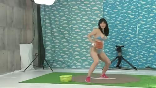 『浜崎真緒』的めがけて投げる度にバストがブルンブルン揺れる！！5人の巨乳素人が極小マイクロスイムウェアでストライク圏外の情欲的バージ！