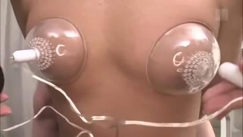 『白衣』白衣を纏いM患者の乳首を不必要に責める、痴女斉藤みゆ。よだれまみれに男の乳首を舐めまくり、その勃起した乳首を捻ったり噛んだりしてニ！